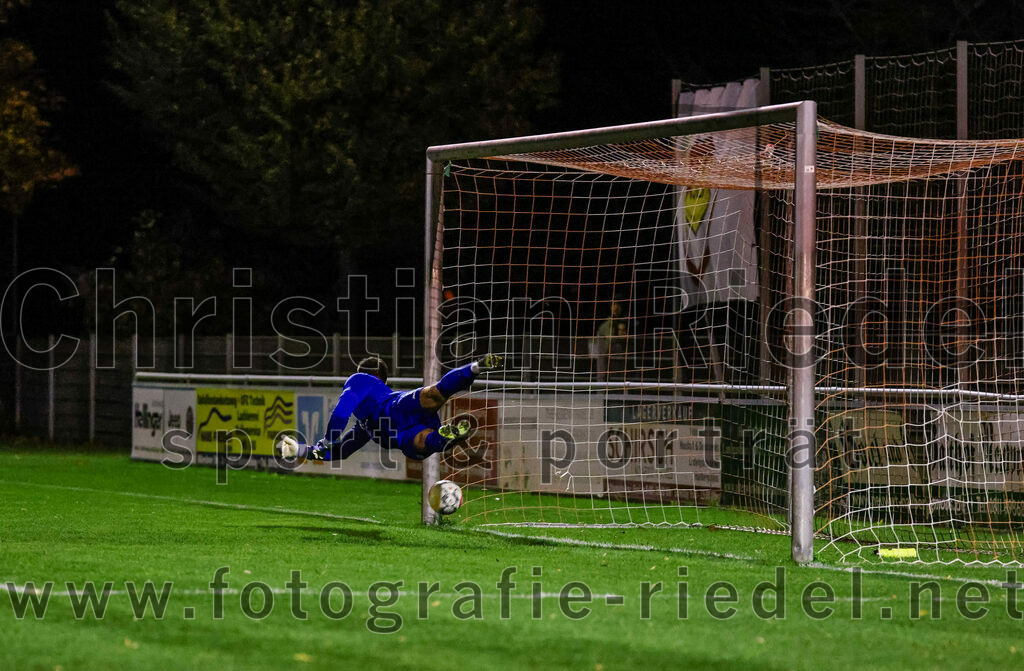 2023-10-27_069_VfB_Hallbergmoos_gegen_FC_Schwaig | Hallbergmoos, Deutschland, 27.10.2023:
Fußball, Landesliga Südost 2023 / 2024, 18. Spieltag, VfB Hallbergmoos gegen FC Schwaig, Endergebnis: 2:3

Tor zum 1:2 durch Raffael Ascher (FC Schwaig, #9)
Torwart David Hundertmark (VfB Hallbergmoos, #1)

Foto: Christian Riedel / fotografie-riedel.net