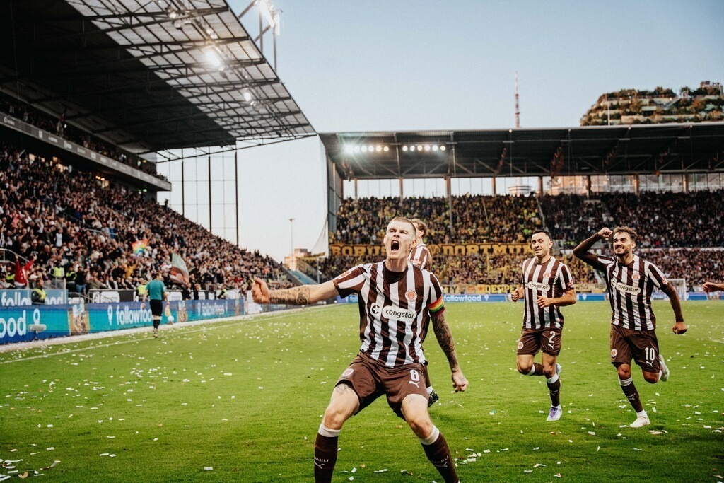 FCP08759 | Der offizielle Shop für FC St. Pauli Fotos. Wähle aus Spielszenen & Fanmomenten dein FCSP Wunschformat. Wir liefern Millerntor-Atmosphäre.