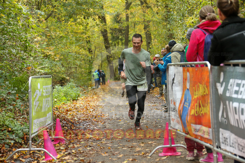 251026_1225_EX1_0343 | Sportfotografie im Rhein-Sieg Kreis, Köln, Bonn, NRW, Rheinland Pfalz, Hessen, etc. Unser Tätigkeitsfeld umfasst den Laufsport vom Volkslauf über den Marathon, Duathlon, Triathon bis zum Ultralauf wie Kölnpfad Ultra oder Schindertrail.