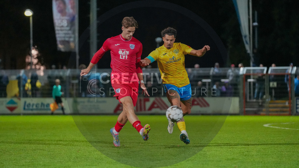 Fußball, Herren, Saison 2025/2026, Regionalliga Nordost, 13. Spieltag, FSV 63 Luckenwalde vs. SV Babelsberg 03, Freitag 24.10.2025, Werner-Seelenbinder-Stadion Luckenwalde, | Fußball, Herren, Saison 2025/2026, Regionalliga Nordost, 13. Spieltag, FSV 63 Luckenwalde vs. SV Babelsberg 03, Freitag 24.10.2025, Werner-Seelenbinder-Stadion Luckenwalde, Im Bild: Luis Müller (l. Babelsberg) und Andreas Pollasch (r. Luckenwalde) - Realisiert mit Pictrs.com
