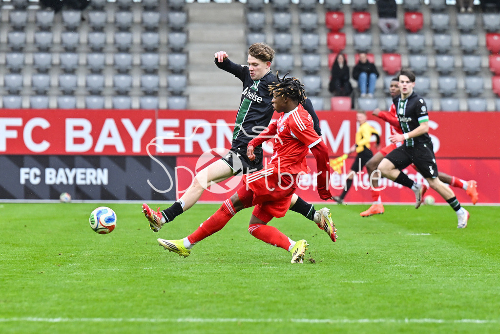 FC Bayern München - Hannover 96 | MUNICH, GERMANY - 15. FEBRUARY: im Duell Joschua Caspar SIEWERT (Hannover 96 U19 14) und Wisdom MIKE (FC Bayern München U19 11) während dem Spiel zwischen der U19 des FC Bayern München und der U19 von Hannover 96 am 2. Spieltag der Hauptrunde der U19-DFB-Nachwuchsliga am FC Bayern Campus