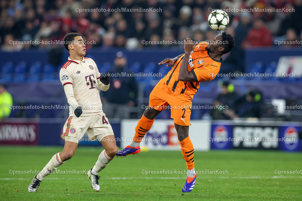UCL10122401093 | 10.12.2024, Fußball, UEFA Champions League, Schachtar Donezk - FC Bayern München, Arena AufSchalke Gelsenkirchen, 8. Spieltag Saison 2024 2025: Jamal Musiala (Bayern #42) im Zweikampf Kopfball gegen Lassina Traore (Schachtar Donezk #2)DFB regulations prohibit any use of photographs as image sequences and or quasi-video.