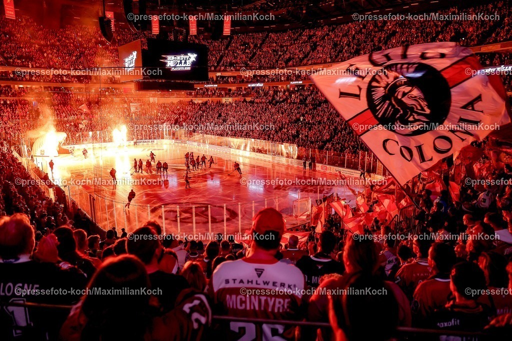 KEC15042601053 | 15.04.2026, Eishockey, DEL Halbfinale Play-Offs, Kölner Haie - Eisbären Berlin, Spiel 4, Lanxess-Arena Köln: Die EInlaufshow mit Pyrotechnik und Feuer auf dem Eis