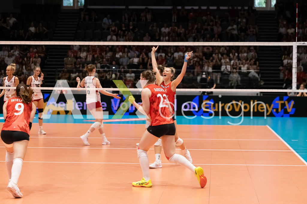 Austria v Switzerland - CEV European League Women | KRIENS, SWITZERLAND - JUNE 14: MERET AARDEN of Switzerland and MÉLINE PIERRET of Switzerland celebrating during the CEV European League match between Austria and Switzerland at Pilatus Arena on June 14, 2026 in Kriens, Switzerland. - Realisiert mit Pictrs.com