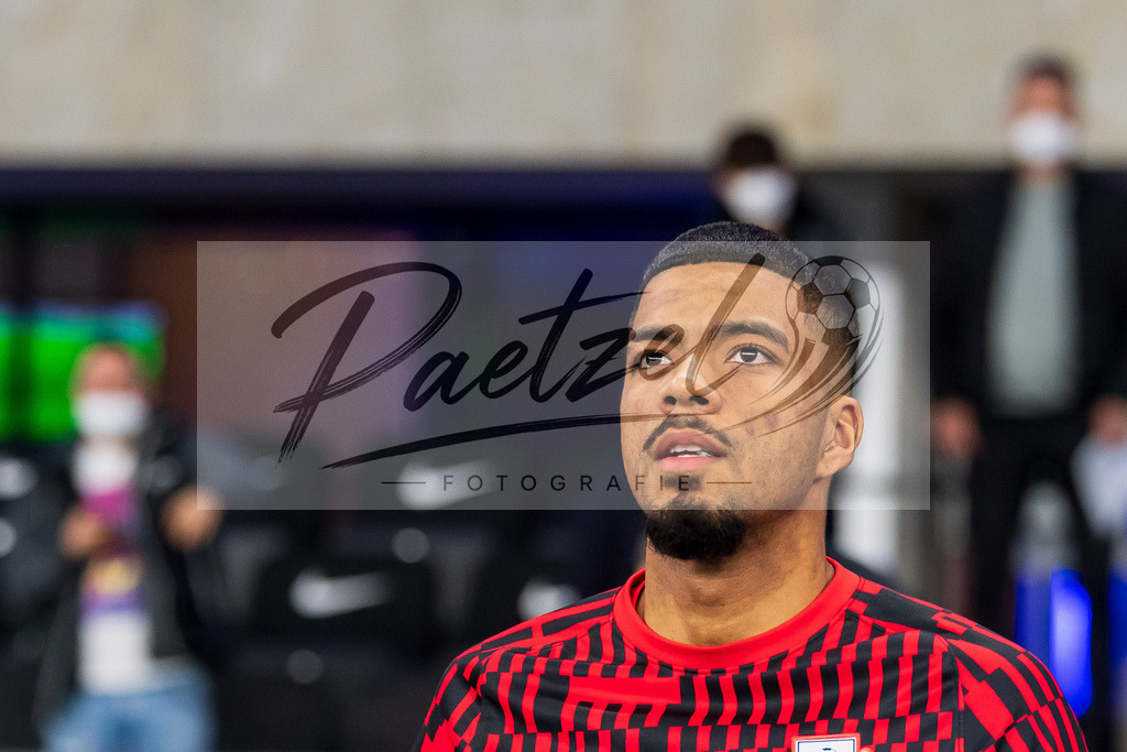 BSCRBL20220220_249 | Fussball, Herren: Benjamin Henrichs (RB Leipzig) schaut bei dem Spiel der 1. Bundesliga zwischen Hertha BSC und RB Leipzig im Olypiastadion am 20.02.2022 in Berlin, Deutschland.DFB / DFL REGULATIONS PROHIBIT ANY USE OF PHOTOGRAPHS AS IMAGE SEQUENCES AND/OR QUASI-VIDEO. - Realisiert mit Pictrs.com
