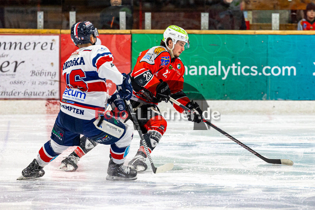 TSV Peißenberg Miners vs ESC Kempten SHARKS | Eishockey Bayernliga 2023/2024, TSV Peißenberg Miners vs ESC Kempten SHARKS, 20240121,
Duell zwischen Sinan ONDÖRTOGLU (Miners 22) und Filip KOKOSKA (SHARKS 46),
2024-01-21 in Peißenberg (Eisstadion)
22 Sinan ONDÖRTOGLU (Miners 22), 46 Filip KOKOSKA (SHARKS 46)
Copyright: WolfgangxLindner foto-lindner.de