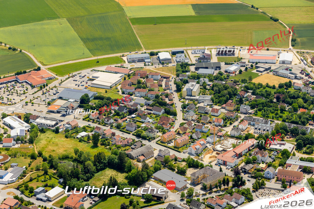 Das Luftbild zeigt : Blumenstraße Hemau - Die Luftaufnahme wurde 2023 vom UL-Flugzeug aus erstellt ( keine Drohne ) - Hochauflösende Luftaufnahme - Für grossformatige Ausdrucke geeignet. Die Geschenkidee !Mit Lizenz und Bildrechte bestellbar