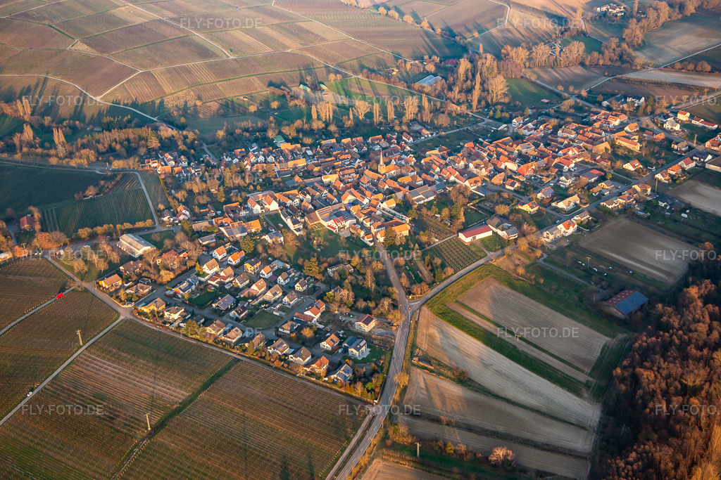 Luftbild: im Winter am Abend von Westen im Ortsteil Heuchelheim in Heuchelheim-Klingen im Bundesland Rheinland-Pfalz in Deutschland. Foto: IMG_139643.jpg vom 10.01.2024 durch Werner Riehm/FLY-FOTO.de