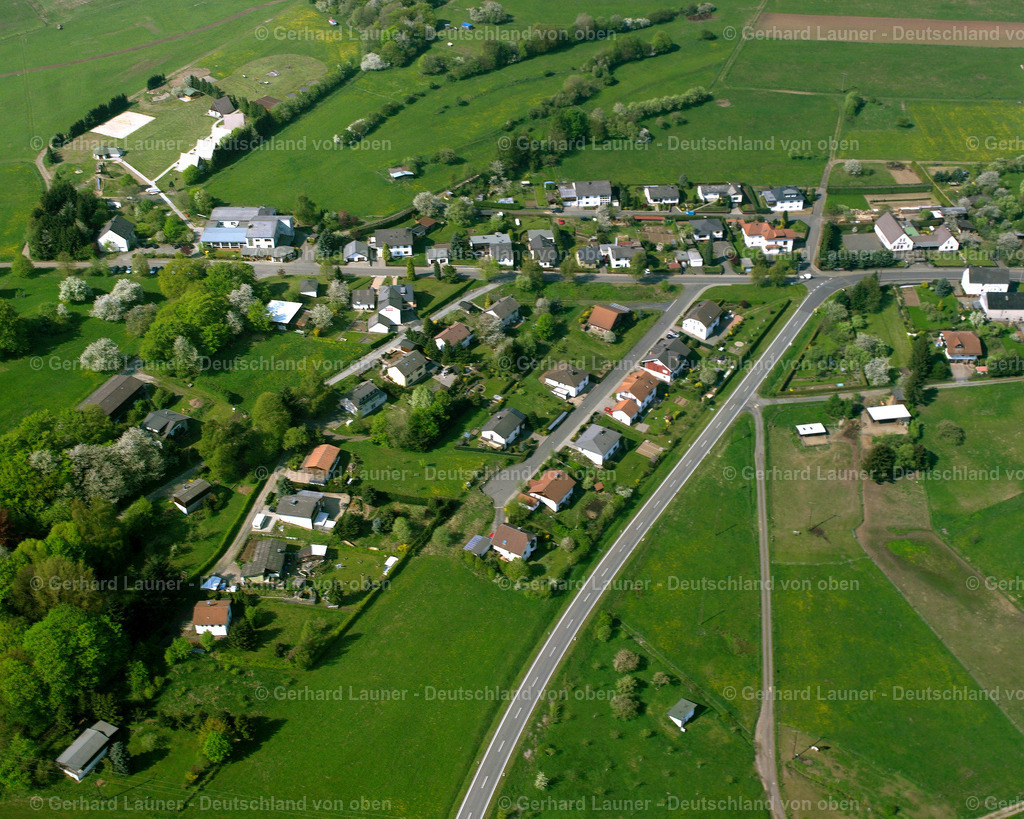 2610005 | RODENROTH 09.06.2006 Landwirtschaftliche Nutzflächen und Feldgrenzen  umsäumen das Siedlungsgebiet des Dorfes in Rodenroth im Bundesland Hessen, Deutschland // Agricultural land and field boundaries surround the settlement area of the village  in Rodenroth in the state Hesse, Germany Foto: Gerhard Launer
