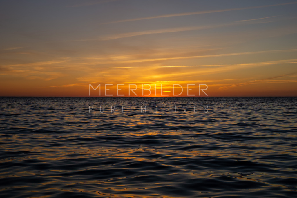 Fotoserie: Sunset & Splash // Sonnenuntergang am Meer | Die Farben des Sonnenuntergangs erwecken die Sinne und schaffen eine Atmosphäre der Ruhe und Besinnung. In meiner neuen Serie "Sunset & Splash" lade ich Sie ein, gemeinsam mit mir den Zauber dieser besonderen Momente am Meer zu entdecken. Erleben Sie, wie das Licht sanft über die Wellen tanzt und jeder Augenblick zum Träumen anregt.