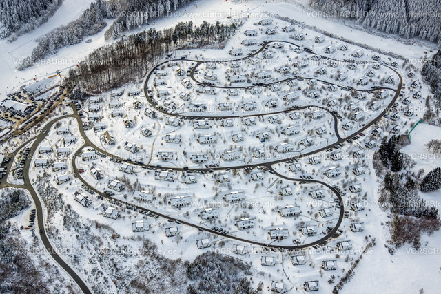 Winterberg221201424 | Luftbild Ferienpark Landal Winterberg, Wohnsiedlung in Schneelandschaft, kurvenreiche Straße, Serpentinenform, Winterwunderland in Winterberg im Sauerland, am Kahlen Asten und den Skiabfahrten und dem Skilift-Karussell Winterberg, Winterberg, Sauerland, Nordrhein-Westfalen, Deutschland
