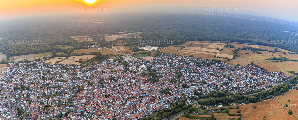 Luftbild: Panorama Stadtansicht am Abend aus Osten in Hagenbach im Bundesland Rheinland-Pfalz in Deutschland. Foto: IMG_110786-Pano.jpg vom 05.09.2018 durch Werner Riehm/FLY-FOTO.deAuflösung des Originals: 6765 x 2723 px