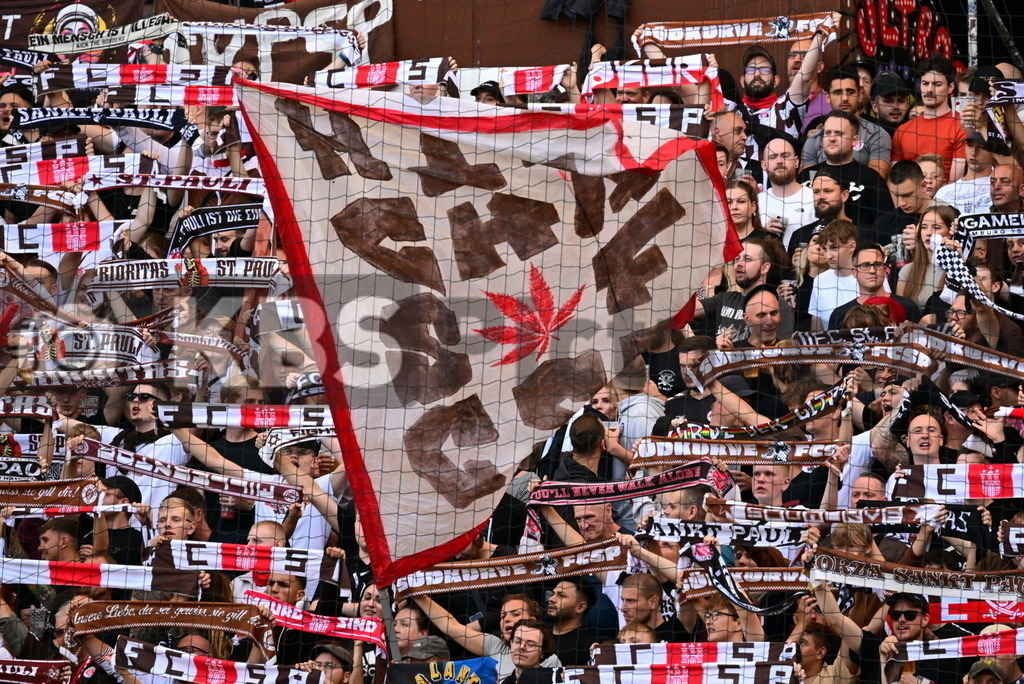 KBS Picture_FCStPauli-AtalantaBergamo_Test_013 | St. Pauli Fans mit Schals und Fahne auf der Suedtribuene ,Sportplatz :  Millerntor Stadion, - Realisiert mit Pictrs.com