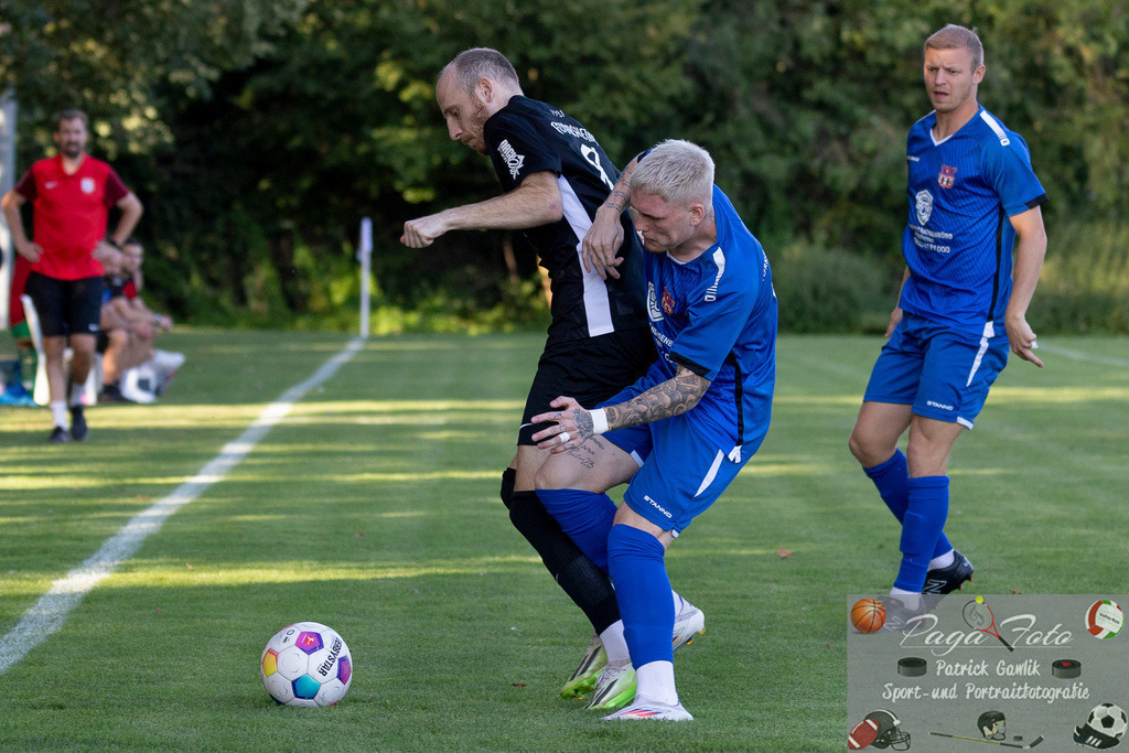 Hessenliga: Türk Gücü Friedberg - FC Eddersheim, 09.08.2024 | Laurin Vogt (FC Eddersheim #8) &amp; Nicola Jürgens (Türk Gücü Friedberg #9) im Zweikampf um den Ball - Nicola Jürgens (Türk Gücü Friedberg #9) erletzt sich hier am Knie, Türk Gücü Friedberg - FC Eddersheim, Friedberg, Städtischer Sportplatz, 9.8.2024 - Realisiert mit Pictrs.com