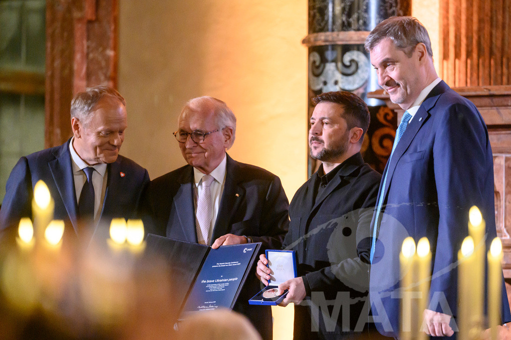 _DWI5442 | Politiker Donald Tusk (Civic Coalition), Ministerpräsident der Republik Polen, Diplomat Wolfgang Ischinger, Vorsitzender der Münchner Sicherheitskonferenz, Politiker Wolodymyr Selenskyj, Präsident der Ukraine und Bayerns Ministerpräsident Markus Söder (CSU) in der Münchner Residenz bei der Verleihung des Ewald-von-Kleist-Preises. Der diesjährige Ewald-von-Kleist-Preis wird am Rande der Münchner Sicherheitskonferenz 2026 an das ukrainische Volk vergeben. München, 14.02.2026 Bayern Deutschland - Realisiert mit Pictrs.com