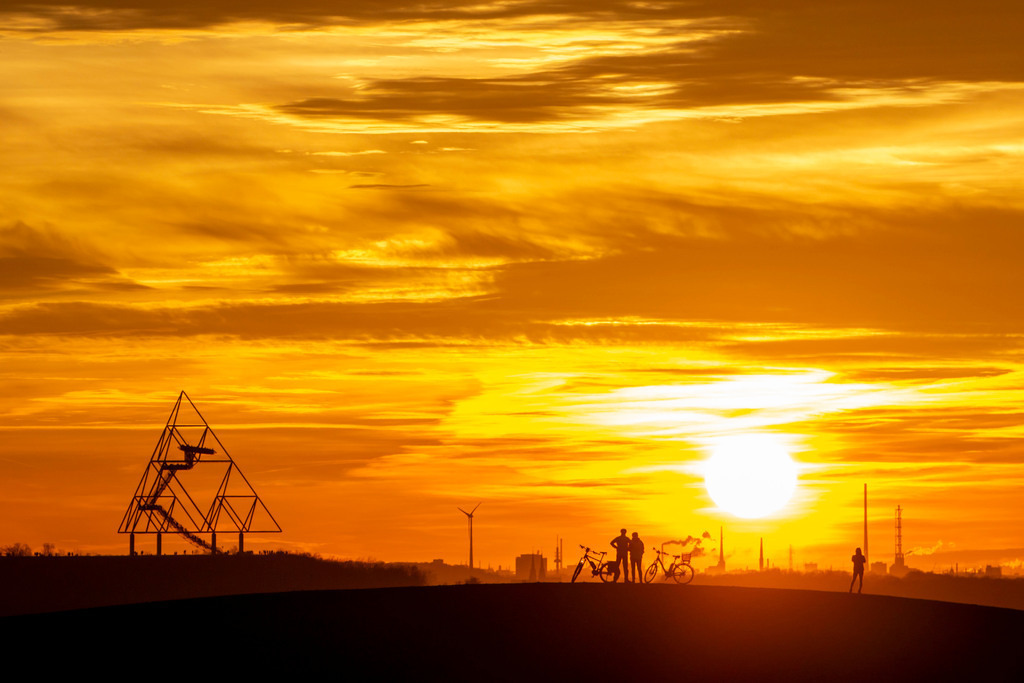 JT-220101 | Roter Abendhimmel, Sonnenuntergang, Blick von der Mottbruch Halde in Gladbeck, nach Westen, zur Halde an der Beckstrasse, in Bottrop mit dem Tetraeder,  NRW, Deutschland, Roter Abendhimmel, Sonnenuntergang, Blick von der Mottbruch Halde in Gladbeck, nach Westen, zur Halde an der Beckstrasse, in Bottrop mit dem Tetraeder,  NRW, Deutschland,  - Realisiert mit Pictrs.com
