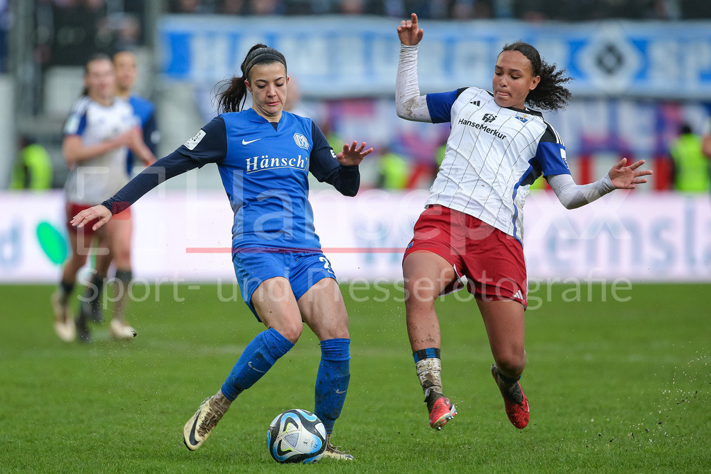 Fussball, 2. Frauen-Bundesliga, SV Meppen - Hamburger SV | v.li.: Vildan Kardesler (SV Meppen, 27) und Lisa Baum (Hamburger SV, 11) im Zweikampf, Duell, Dynamik, Aktion, Action, Spielszene, DIE DFB-RICHTLINIEN UNTERSAGEN JEGLICHE NUTZUNG VON FOTOS ALS SEQUENZBILDER UND/ODER VIDEOÄHNLICHE FOTOSTRECKEN. DFB REGULATIONS PROHIBIT ANY USE OF PHOTOGRAPHS AS IMAGE SEQUENCES AND/OR QUASI-VIDEO.