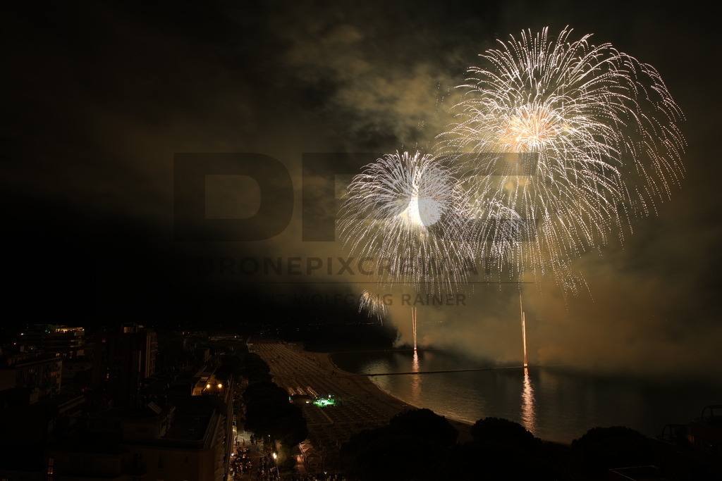 Ferragosto Fireworks in Grado, Italy | GRADO, ITALY, 15.AUG.26 - FIREWORKS - Ferragosto fireworks over the Adriatic Sea in Grado, Italy. Colorful fireworks light up the night sky above the beach, coastline and waterfront during the traditional summer celebration. - Realisiert mit Pictrs.com