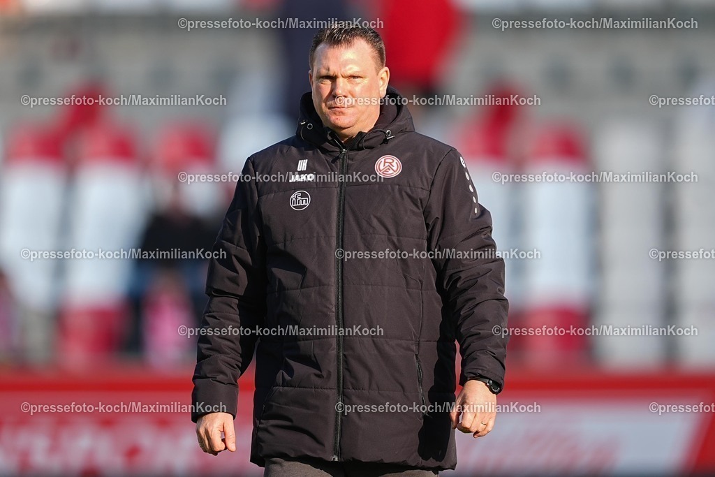 xYDRx24012601002 | 24.01.2026, xydrx, Fußball, 3.Liga, Rot-Weiss Essen - TSV Havelse, Saison 2025 2026, Stadion an der Hafenstraße: Uwe Koschinat (Cheftrainer Rot-Weiss Essen)   DFB regulations prohibit any use of photographs as image sequences and or quasi-video. Photo: xYannisxDreimannxPressefotoKochx
