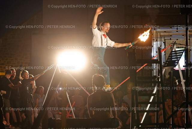 20240901-A1177-strassentheater-justforfun-HEN-FOTO | 01.09.2024 Straßentheater JUST FOR FUN vor dem Hochzeitsturm auf der Mathildenhöhe (Weltkulturerbe) (Foto: Peter Henrich / HEN-FOTO) - Realisiert mit Pictrs.com