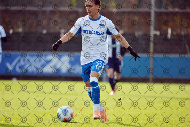 RGE_6715b | Hertha BSC, 2.Bundesliga, Herren, Saison 2025/26, im Bild Michal Karbownik ( Hertha BSC ), Training,   Fotograf:  Ralf Gebhardt - Realisiert mit Pictrs.com