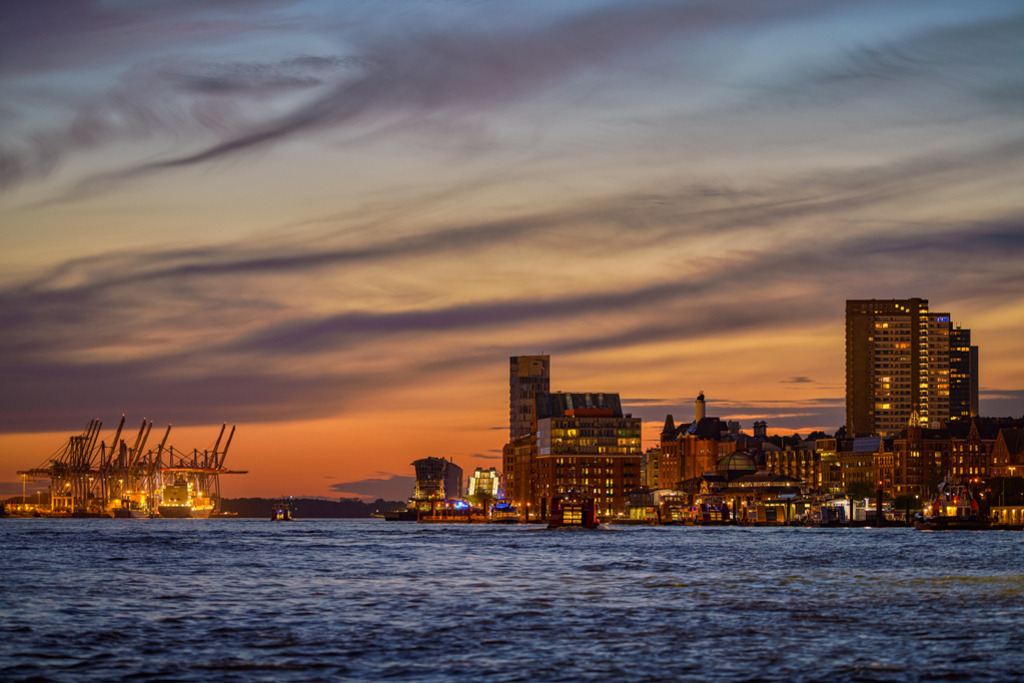 Abendstimmung an der Elbe | Die Elbe in Hamburg nach Sonnenuntergang. Rechts liegt der Stadtteil Hamburg-Altona, links in der Ferne ist der Containerterminal Burchardkai zu erkennen. — Auflösung des Originals: 8256 x 5504 px. - Realisiert mit Pictrs.com