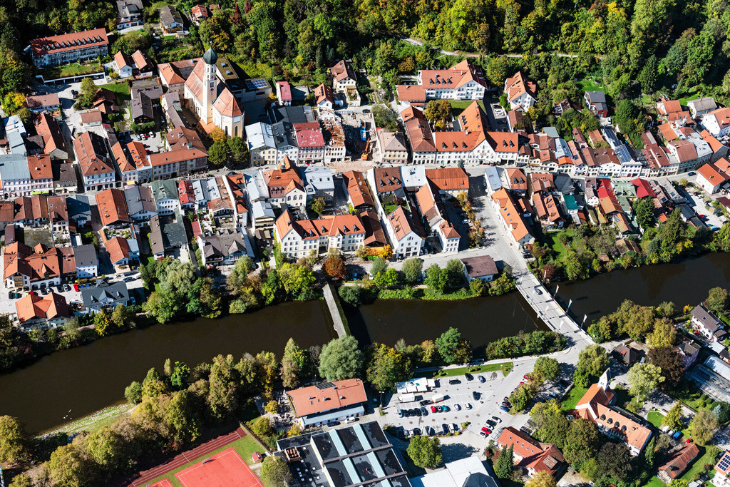 dr__0038772.jpg | WOLFRATSHAUSEN 11.10.2019 Stadtansicht von Wolfratshausen mit Isar- Brücken im Bundesland Bayern, Deutschland. Die Altstadt der oberbayerischen Flößerstadt ist denkmalgeschützt. // City view of Wolfratshausen with Isar bridges in the state Bavaria, Germany. Foto: Daniel Reiter