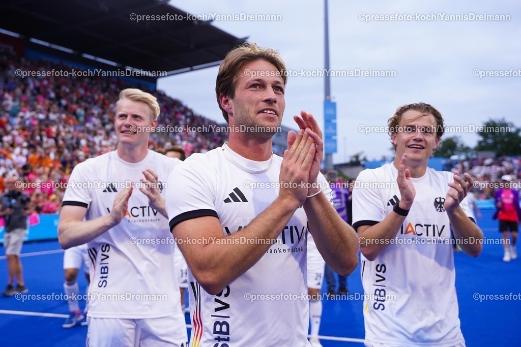 xydrx16082504009 | 16.08.2025, xydrx, Herren EuroHockey Championship 2025, Finale, Niederlande - Deutschland, Sparkassenpark Mönchengladbach: Tom Grambusch (GER #15) Paul-Philipp Kaufmann (GER #13) und Michel Struthoff (GER #21) bejubeln den Sieg im Finale,