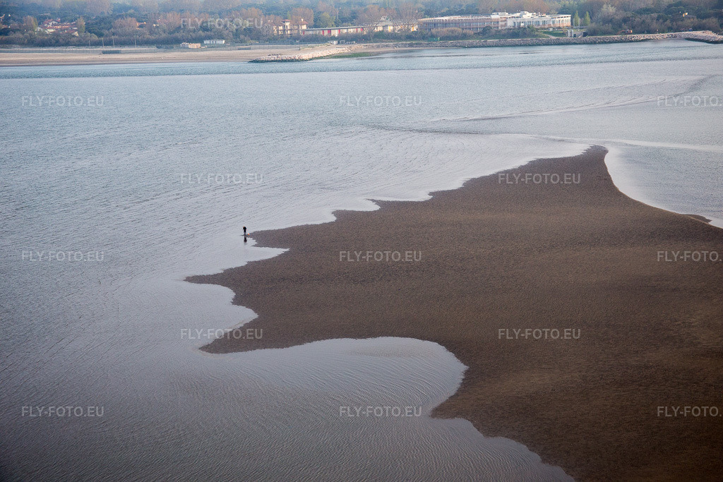Vue aérienne: Vue de la ville à Caleri dans le département Vénétie, Italie. Photo: IMG_087596.jpg prise le 06/04/2016 par Werner Riehm/FLY-FOTO.euRésolution de l'original: 5472 x 3648 px