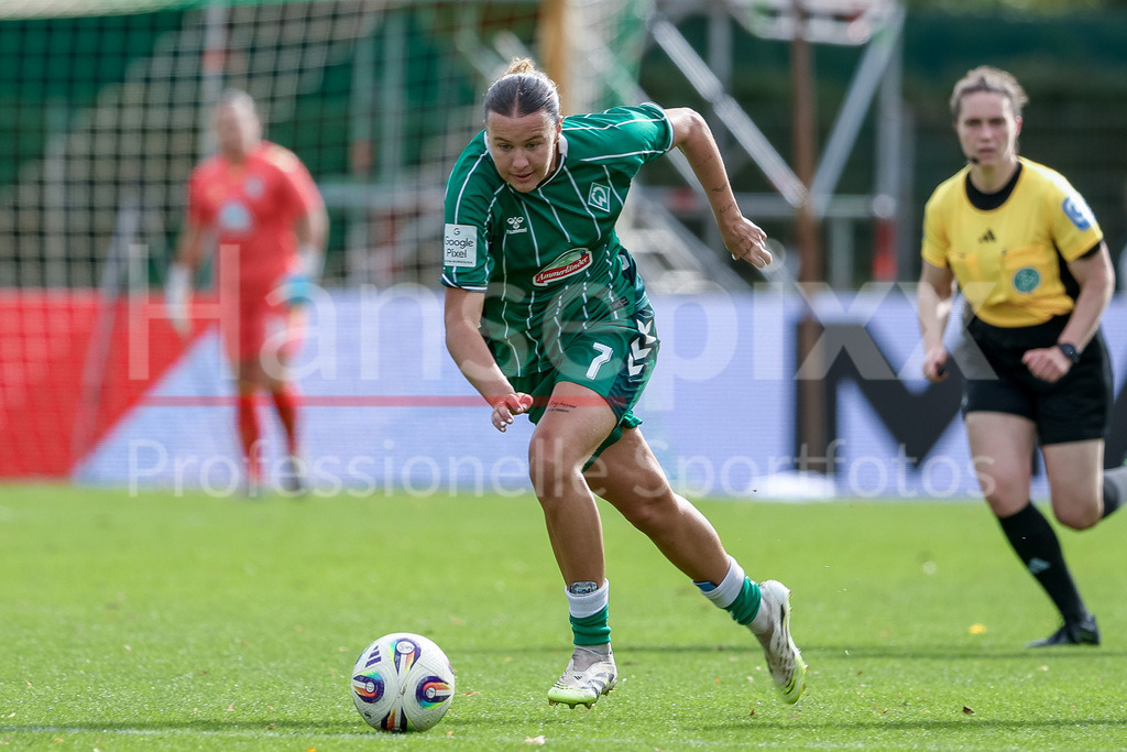 Fussball, Google Pixel Frauen-Bundesliga, SV Werder Bremen - TSG 1899 Hoffenheim | Larissa Mühlhaus (SV Werder Bremen, 7) am Ball, Einzelbild, Ganzkörper, Aktion, Action, Spielszene, DIE DFB-RICHTLINIEN UNTERSAGEN JEGLICHE NUTZUNG VON FOTOS ALS SEQUENZBILDER UND/ODER VIDEOÄHNLICHE FOTOSTRECKEN. DFB REGULATIONS PROHIBIT ANY USE OF PHOTOGRAPHS AS IMAGE SEQUENCES AND/OR QUASI-VIDEO.