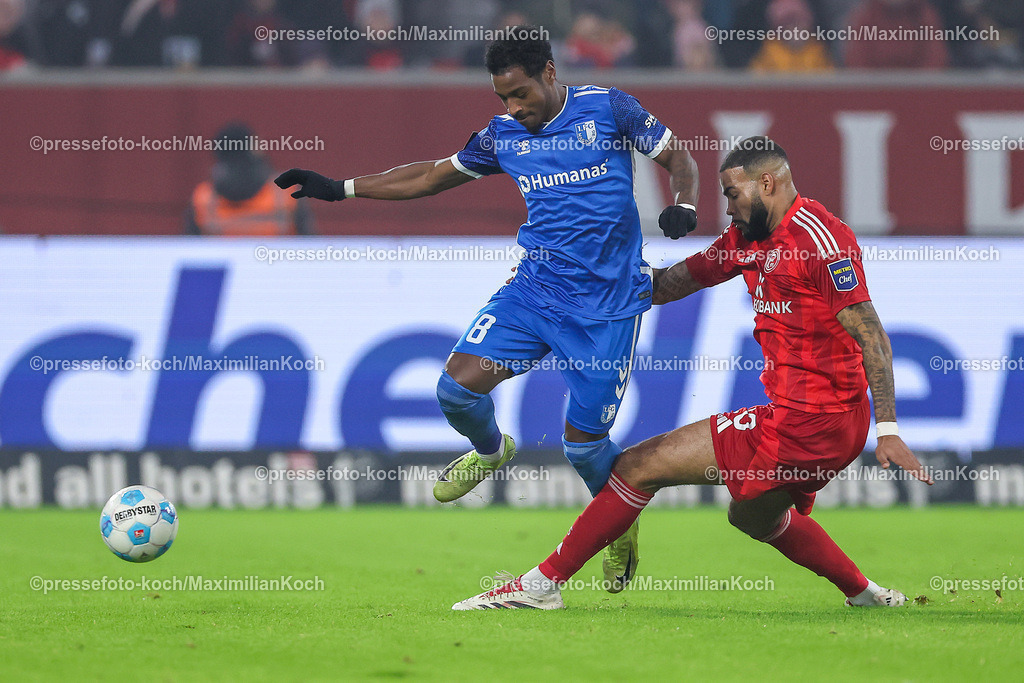 Due20122401035 | 20.12.2024, Fußball, Fortuna Düsseldorf - 1. FC Magdeburg, 2. Bundesliga, Merkur Spiel-Arena, Saison 2024 2025: Bryan Teixeira (1.FC Magdeburg #8) im Zweikampf gegen Jamil Siebert (Fortuna Düsseldorf #20)DFB regulations prohibit any use of photographs as image sequences and or quasi-video.