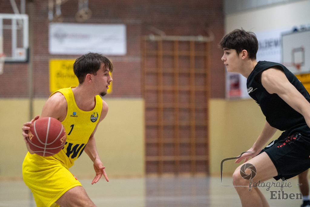 Baskets Juniors/TSG Westerstede-Rasta Vechta 3 | 1. Basketball-Regionalliga; Baskets Juniors/TSG Westerstede (gelb) - Rasta Vechta 3 (schwarz) am 18.01.2025 in Westerstede (Hössensporthalle), Photo: Philip Eiben 2025 - Realisiert mit Pictrs.com
