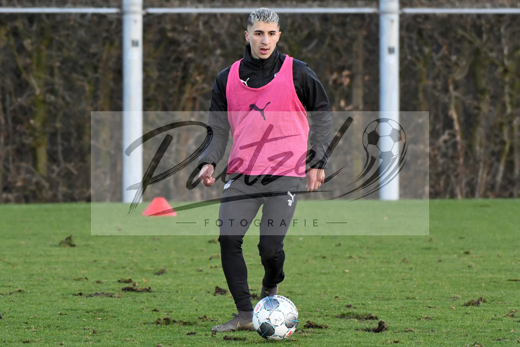 20200121_TRAOSN_0035 | Fußball, Herren: Anas Ouahim (VfL Osnabrück) in Aktion, am Ball, Einzelaktion beim Training des VfL Osnabrück am 21.01.2020 im Sportpark Illoshöhe in Osnabrück, Deutschland.(Foto von Nico Paetzel) - Realisiert mit Pictrs.com