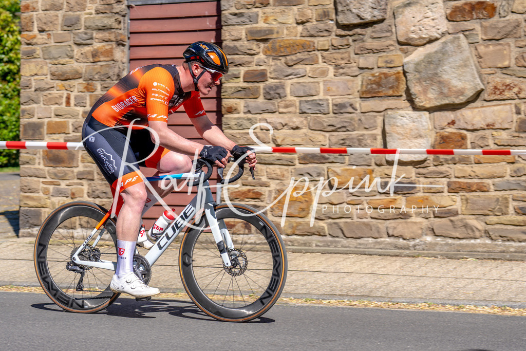 Spurt in den Mai 2026 - Großer Preis der Sparkasse Neuss | Annual one-day road cycling race "Großer Preis der Sparkasse Neuss" held in Büttgen, Germany, organized by VfR Büttgen 1912 e.V. The event features multiple races across all age categories from U11 youth to Elite men. - Realisiert mit Pictrs.com