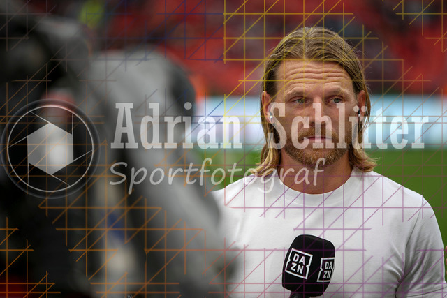 Bayer 04 Leverkusen vs Borussia Mönchengladbach - Bundesliga  | Leverkusen, Deutschland, 21.09.25:   Trainer Eugen Polanski (Borussia Mönchengladbach) im Interview waehrend des Spiels der Bundesliga zwischen  Bayer 04 Leverkusen vs Borussia Mönchengladbach in der BayArena(Foto von Brauer-Fotoagentur / Adrian Schlueter)