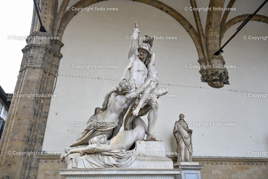 Italien_ Toscana_ Florenz_ 30.05.2024-163 | 30.05.2024, Italien, ITA, Toskana, Florenz im Bild Stadtansichten, Gebäude, Architektur, Touristen, Historisch, Souvenir, Altstadt, Museum, Statuen, Skulpturen, Piazza della Signoria, Statue David, Palazzo Vecchio, Neptunbrunnen, Piazza della Repubblica, Ponte Vecchio, Brücke, Uffizien, Kathedrale Santa Maria del Fiore, Arno, Fluß


Florenz, Firenze, ist eine italienische Großstadt. Nach Einwohnern ist sie die achtgrößte Stadt Italiens. Florenz ist die Hauptstadt sowie größte Stadt der Region Toskana und der Metropolitanstadt Florenz, in der etwa eine Million Menschen leben. Florenz ist für seine Geschichte berühmt. Leonardo da Vinci verbrachte große Teile seiner Jugend in Florenz, Michelangelo fand Unterschlupf in der Kirche der Medici, Galileo Galilei wohnte als Hofmathematiker in den Palästen der Medici. Von 1865 bis 1871 war die Stadt die Hauptstadt des neu gegründeten Königreichs Italien. Das historische Zentrum von Florenz zieht Jahr für Jahr Millionen von Touristen an. Die historische Innenstadt wurde von der UNESCO im Jahre 1982 zum Weltkulturerbe erklärt. 
Quelle: Wikipedia
