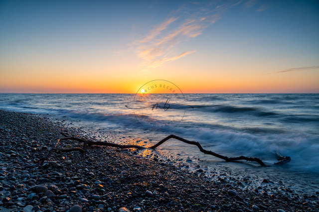 Sonnenuntergang an der Ostsee | Professionelle Natur- & Landschaftsfotos als Poster, auf Leinwand & viele mehr. Wähle aus einer Vielzahl an Formaten & Materialien Dein perfektes Bild. - Realisiert mit Pictrs.com