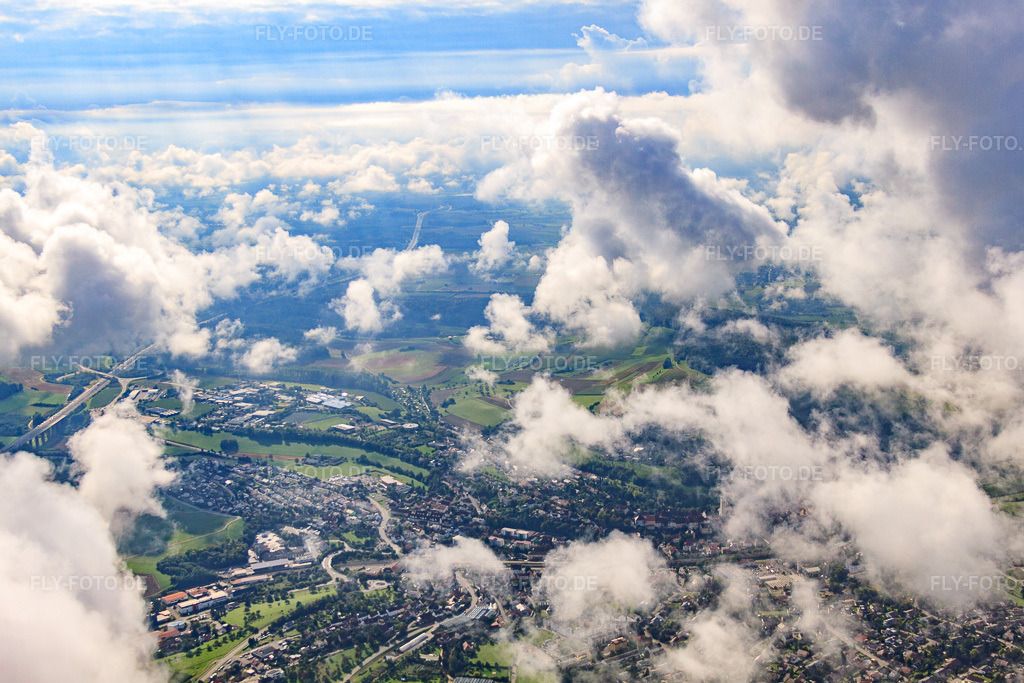 Luftbild: Ortsansicht von Westen unter Wolken in Engen im Bundesland Baden-Württemberg in Deutschland. Foto: IMG_71381.jpg vom 30.08.2014 durch Werner Riehm/FLY-FOTO.deAuflösung des Originals: 4752 x 3168 px