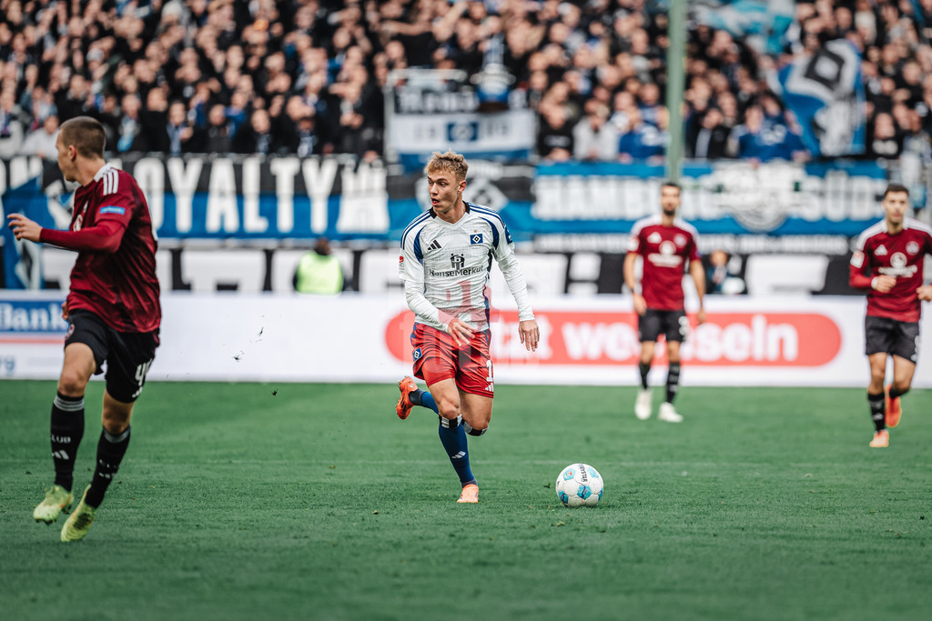Fußball | Männer | Saison 2024/2025 | 2. Fußball-Bundesliga | 11. Spieltag | Hamburger SV vs. 1. FC Nürnberg | 03.11.2024 | Adam Karabec (#17, HSV) mit dem Ball