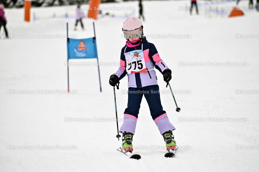 SRF_20.02.2026_0926 | Skirennfotos,Serfaus,Fiss,Ladis,Kinderskirennen,Winter,Tirol,Oberland,skirace,SFL,feelfree,weil wir's genießen,ski,Ski,skifahren,Sonnenplateau, - Realisiert mit Pictrs.com