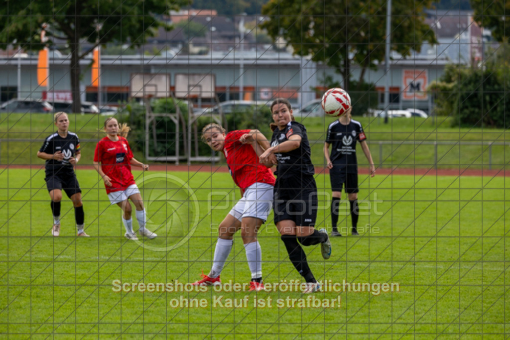 20250928_133625_0266 | #,1.FC Donzdorf (schwarz) vs. TV Derendingen (rot), Fussball, Frauen-Verbandsliga Württemberg, 03. Spieltag, Saison 2025/2026, Rasenplatz Lautertal Stadion, Süßener Straße 16, 73072 Donzdorf, 28.09.2025 - 13:00 Uhr,Foto: PhotoPeet-Sportfotografie/Peter Harich