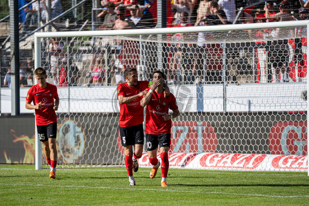 Stuttgarter Kickers vs. SG Sonnenhof Großaspach, Fussball, WFV-Pokal, Finale, 23.05.2026 | Mert Tasdelen (SG Sonnenhof Großaspach, #10) jubelt mit Volkan Celiktas (SG Sonnenhof Großaspach, #05) und seiner Mannschaft nach Treffer zum 1:4,Stuttgarter Kickers vs. SG Sonnenhof Großaspach, Fussball, WFV-Pokal, Finale, 23.05.2026