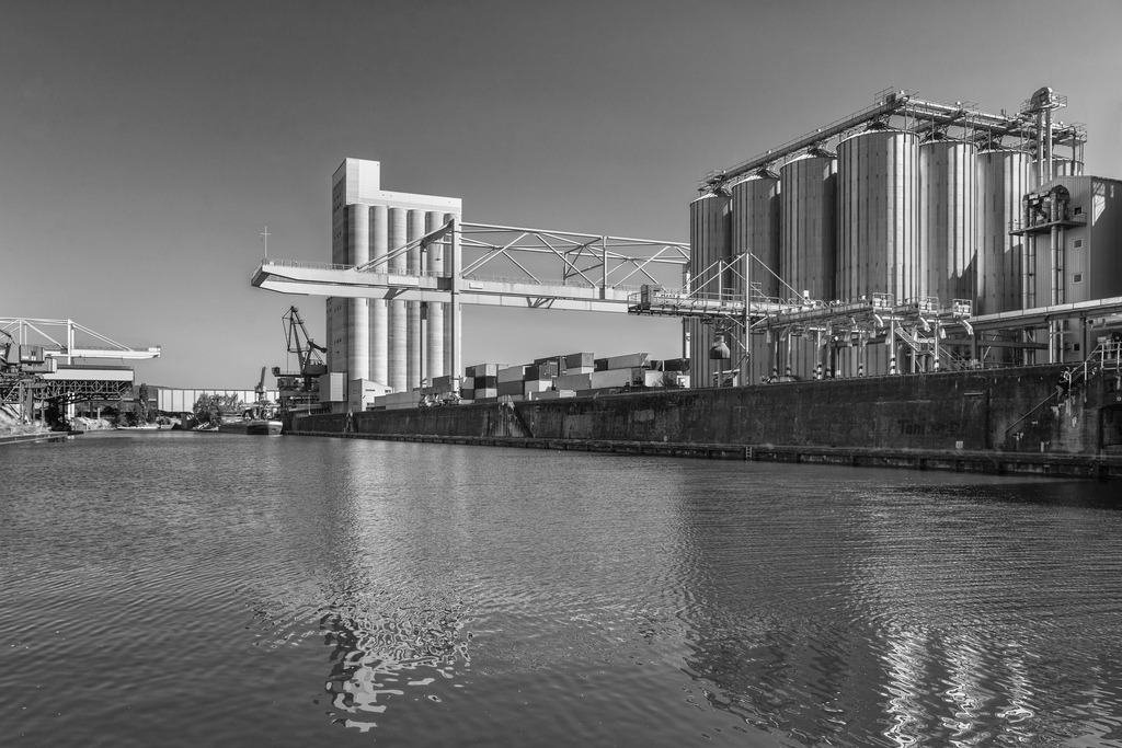 Hafenbecken 2 | Beim Hafenbecken 2 am Rheinhafen in Basel, Schweiz. - Realisiert mit Pictrs.com