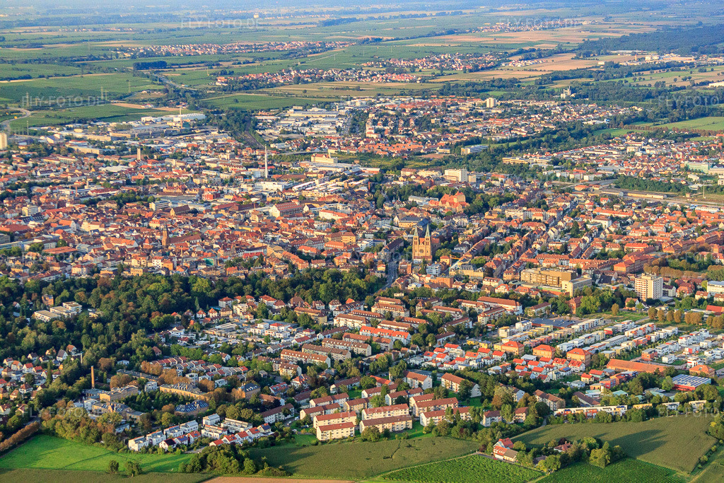 Luftbild: Innenstadt aus Westen in Landau in der Pfalz im Bundesland Rheinland-Pfalz in Deutschland. Foto: IMG_32950.jpg vom 03.09.2010 durch Werner Riehm/FLY-FOTO.de