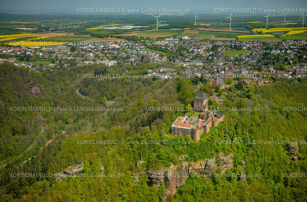 Nideggen240501757 | Luftbild, Renovierungsarbeiten an der Ruine der Burg Nideggen im Waldgebiet, Höhenburg und Wahrzeichen der Nordeifel im Naturpark Hohes Venn-Eifel, kath. Kirche St. Johannes Baptist, Ortsansicht Nideggen, Hügel und Täler und Windräder, Blick nach Nideggen, Brück, Nideggen, Nordrhein-Westfalen, Deutschland