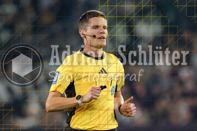 Borussia Mönchengladbach vs Eintracht Frankfurt - Bundesliga  | Mönchengladbach, Deutschland, 27.09.25:   Schiedsrichter Dr. Florian Exner schaut waehrend des Spiels der Bundesliga zwischen Borussia Mönchengladbach vs Eintracht Frankfurt im Stadion im Borussia Park(Foto von Brauer-Fotoagentur / Adrian Schlueter)