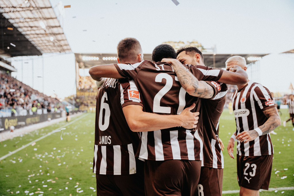 FCP08707 | Der offizielle Shop für FC St. Pauli Fotos. Wähle aus Spielszenen & Fanmomenten dein FCSP Wunschformat. Wir liefern Millerntor-Atmosphäre.