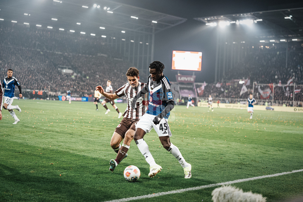 Fußball | Männer | Saison 2025/2026  | Fußball-Bundesliga | 19. Spieltag | FC St. Pauli vs. Hamburger SV | 23.01.2026 | v.l. Adam Dzwigala (#25, FC St. Pauli) gegen Fabio Balde (#45, HSV)