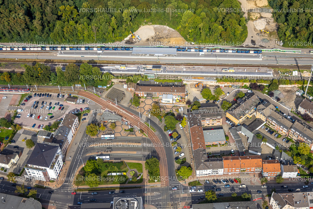 Dinslaken250904023 | Luftbild, Bahnhof Hbf mit neuem Bahnsteig und Bahnhofsvorplatz, Baustelle Ausbau und Lärmschutzwand, Betuweroute und Betuwe-Linie Ausbau der Eisenbahnstrecke, Dinslaken, Nordrhein-Westfalen, Deutschland