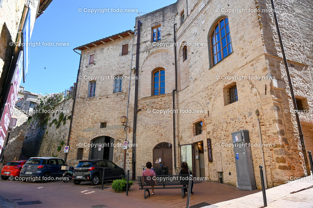 Italien_ Toskana_ San Gimignano_ 31.05.2024-161 | 31.05.2024, Italien, ITA, Toskana, San Gimignano im Bild Stadtansichten Gebäude, Architektur, Touristen, Historisch, Souvenir, Ansichten der berühmten Stadt San Gimignano in der Toskana-Italien - View of the famous town San Gimignano in Tuscany-ItalySan Gimignano ist eine italienische Kleinstadt in der Toskana mit einem mittelalterlichen Stadtkern. San Gimignano wird auch die Stadt der Türme genannt. Die Stadt liegt in der Provinz Siena. Sie gehört neben Florenz, Siena und Pisa zu den von Touristen meist besuchten Zielen in der Toskana.